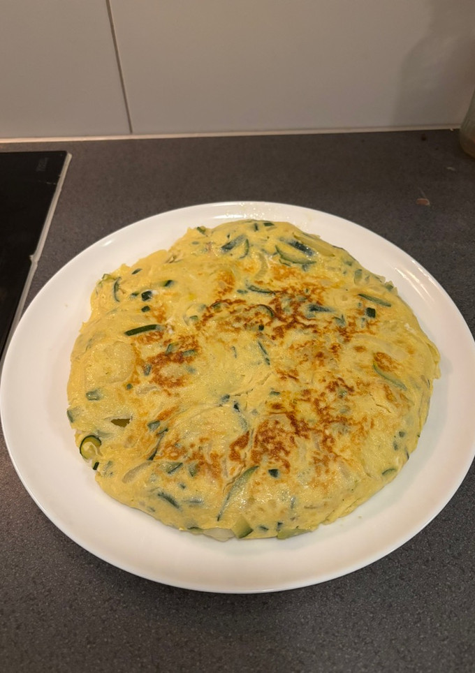 Una foto de Tortilla de patatas y calabacín