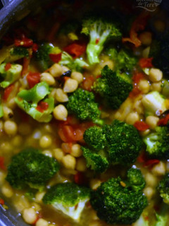 Una foto de Garbanzos con brócoli, receta vegana y casera