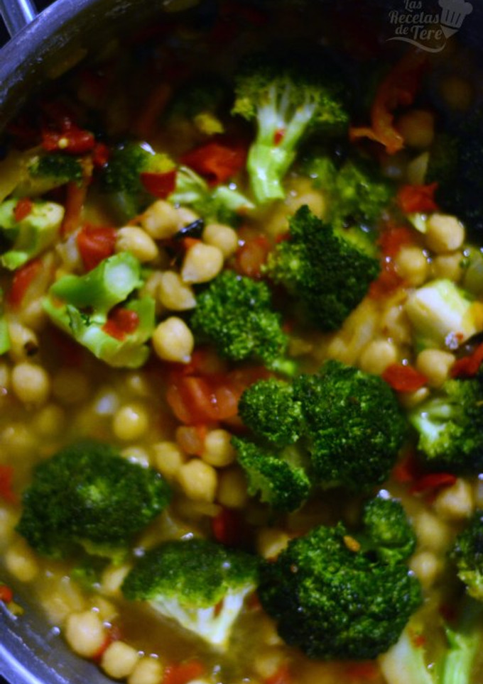 Una foto de Garbanzos con brócoli, receta vegana y casera
