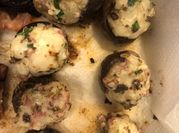 Una foto de champiñones rellenos con tocino