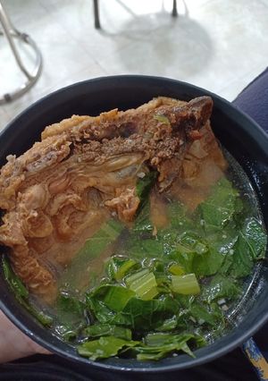 Hình của món Ức gà chiên với canh cải.