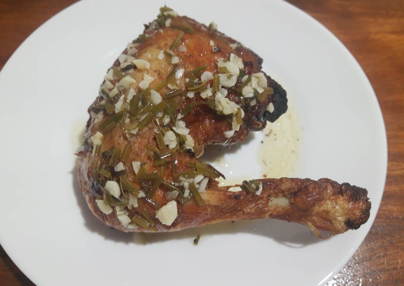 Cuartos de pollo fritos en freidora de aire caliente