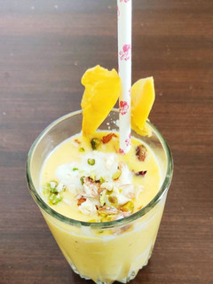 मैंगो मिल्क शेक (Mango milkshake recipe in Hindi) रेसिपी मुख्य फोटो