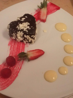 Una foto de Pastelillo de chocolate y jarabe de tequila