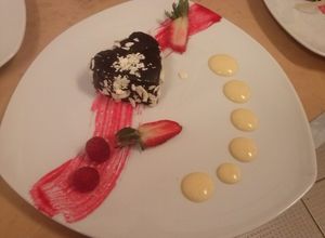 Una foto de Pastelillo de chocolate y jarabe de tequila