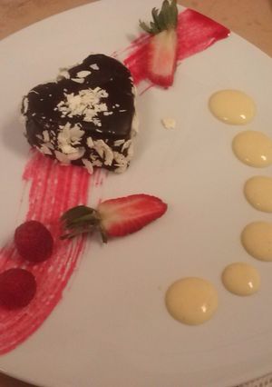 Una foto de Pastelillo de chocolate y jarabe de tequila