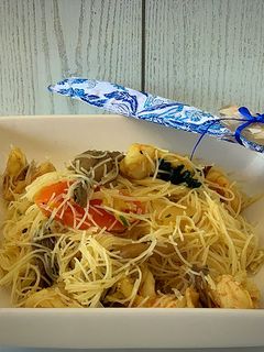 Una foto de Noodles con setas y langostinos
