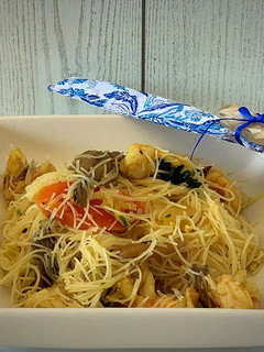 Una foto de Noodles con setas y langostinos