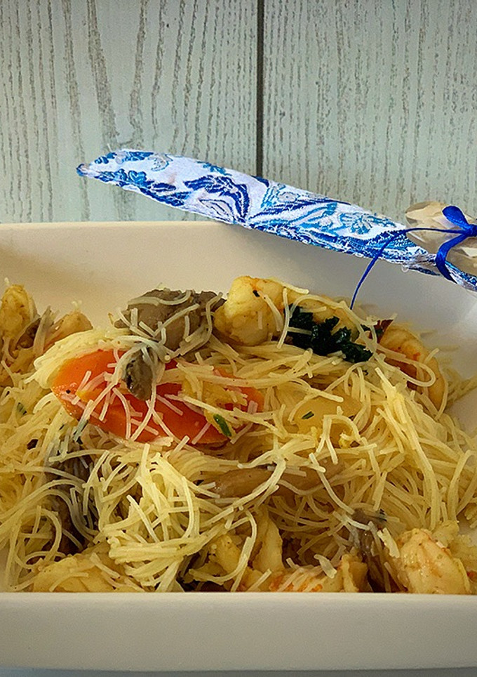Una foto de Noodles con setas y langostinos
