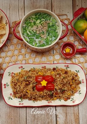 Hình của món Bữa ăn đổi vị với mì xào và cơm chiên.
