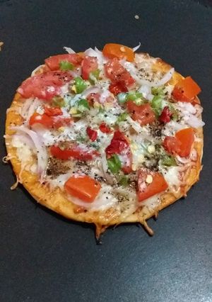 पिज़्ज़ा (Pizza recipe in Hindi) रेसिपी मुख्य फोटो