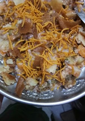 A picture of Dahi bhalla papdi.