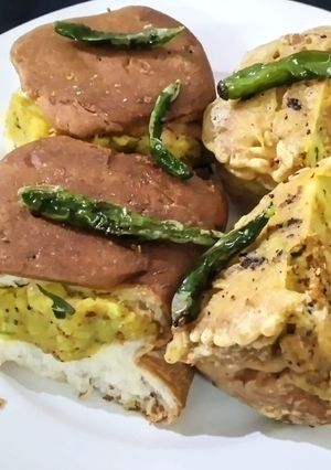 वड़ा पाव(VADAPAV RECIPE IN HINDI) रेसिपी मुख्य फोटो
