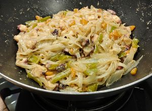 Una foto de Wok de noodles de arroz con pulpo y verduras en salsa
