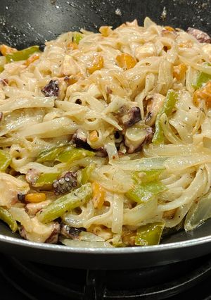 Una foto de Wok de noodles de arroz con pulpo y verduras en salsa
