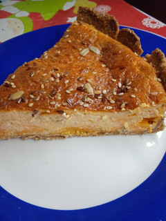 Una foto de Tarta de queso Philadelphia, cheddar, tomates Cherry y albahaca