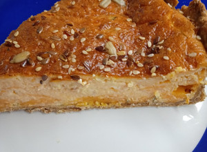 Una foto de Tarta de queso Philadelphia, cheddar, tomates Cherry y albahaca
