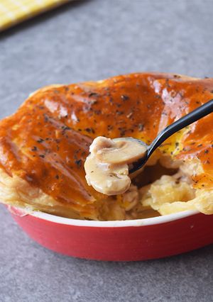 （影片）酥皮奶油蘑菇雞肉派 的食譜成品照片