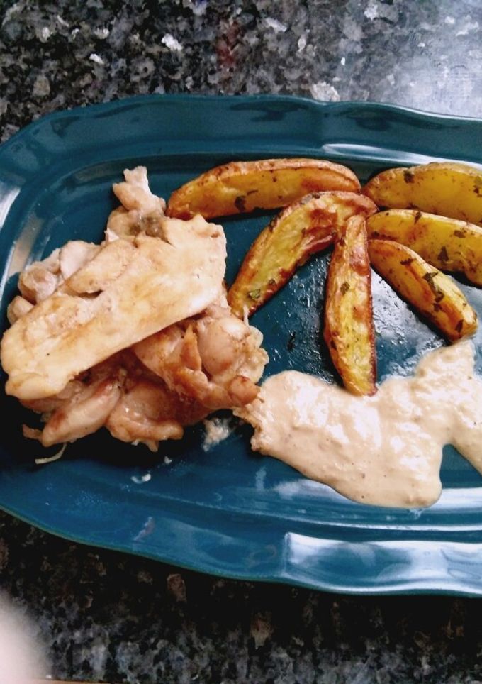 Una foto de Pollo con salsa de puerro, cebolla y patatas chulas