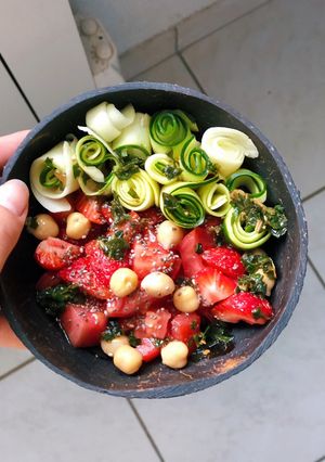 Une photo de Salade de tomate, fraise et courgette