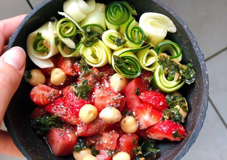 Comment Cuisiner Salade de tomate, fraise et courgette