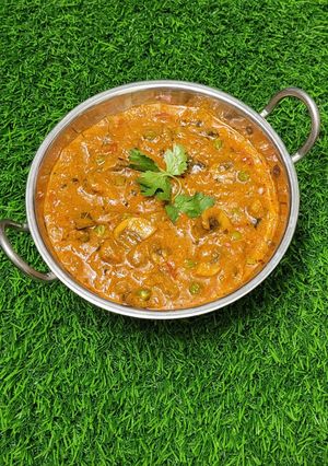 A picture of Mushroom Matar Masala.