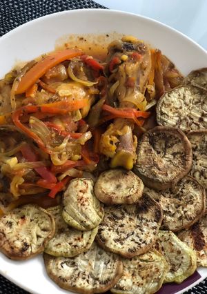 Una foto de Pollo en verduras con berenjenas