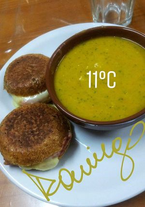 Una foto de Cena ideal: sopa crema de verduras con tostado estilo francés