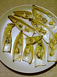 Una foto de Barquitas de endivias con queso azul en el horno