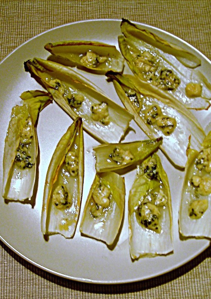 Una foto de Barquitas de endivias con queso azul en el horno