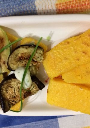 Una foto de Tostadas de polenta acompañadas con verduras grilladas