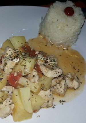 Una foto de Estofado de pollo con arroz