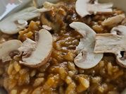 Una foto de risotto de champiñones y tomates c u