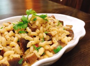 Hình của món Nui xào nấm mối.