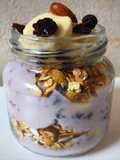 Parfait de yogur en frasco con granola, frutos secos y banana😋