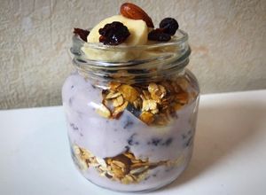 Una foto de Parfait de yogur en frasco con granola, frutos secos y banana😋