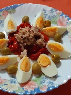 Una foto de Ensalada de pimientos y huevos cocidos