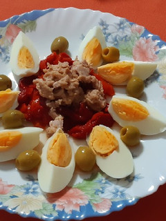 Una foto de Ensalada de pimientos y huevos cocidos