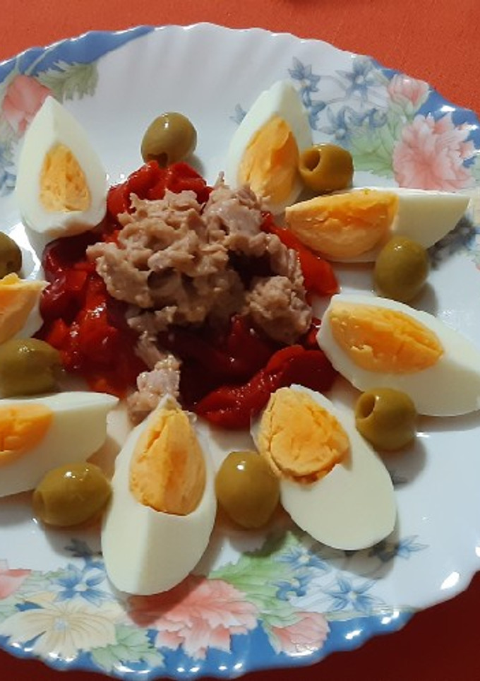 Una foto de Ensalada de pimientos y huevos cocidos