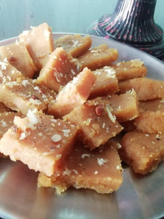 बेसन की बर्फी (Besan ki barfi recipe in Hindi) रेसिपी मुख्य फोटो