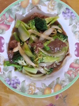 Cara Gampang Membuat Resep Brocoli tumis daging sapi lada hitam yang Enak Banget Anti Ribet, Uenak Banget