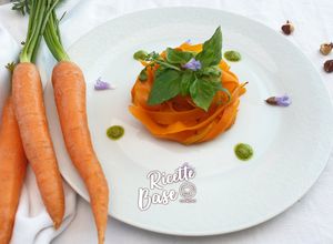 Foto di Difficoltà : ★ ☆ ☆ Spaghetti di carote con pesto di nocciole