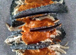 Una foto de Tacos de pollo en tortilla azul