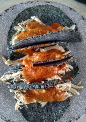 Una foto de Tacos de pollo en tortilla azul