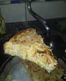 Tarta de atún con aceitunas, puerro y cebolla