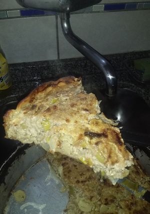 Una foto de Tarta de atún con aceitunas, puerro y cebolla