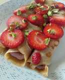 Crepes de espelta con queso batido, mermelada y pistachos