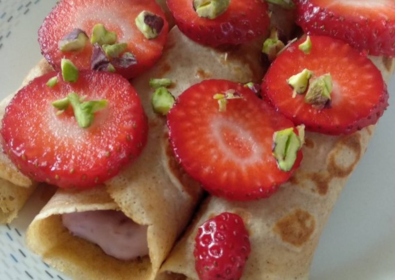 Crepes de espelta con queso batido, mermelada y pistachos