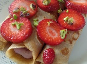 Foto principal de Crepes de espelta con queso batido, mermelada y pistachos