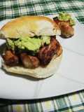 Pan francés con palta y cerdo